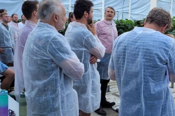 Aardbeientelers nemen kijkje bij onderzoek Aardbeientelers nemen kijkje bij onderzoek