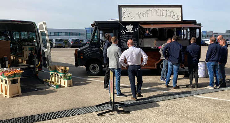 Decorum bezoekt klanten met poffertjeskraam en Monsterbus Decorum bezoekt klanten met poffertjeskraam en Monsterbus