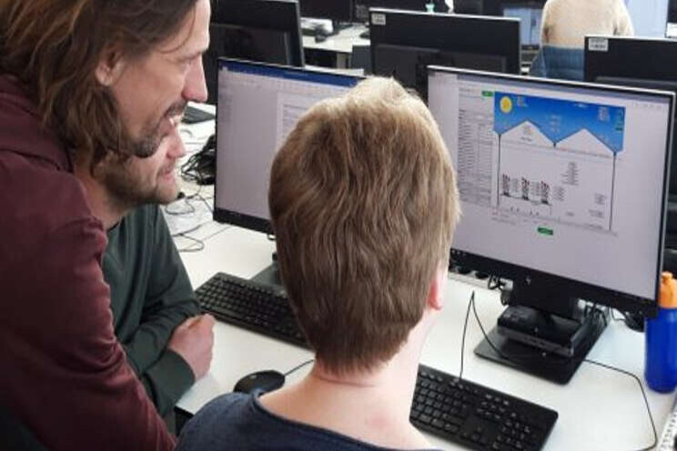 Studenten leren gamend tomaten telen Studenten leren gamend tomaten telen