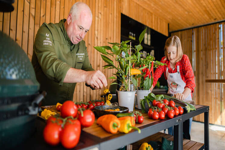 Prominent daagt kids uit om te koken met tomaat